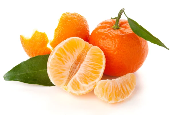 Rijp Tangerine Met Groene Blad Geïsoleerd Wit — Stockfoto