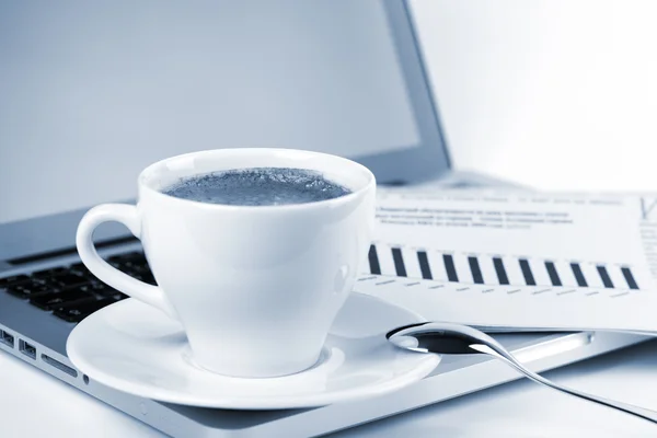 Cappuccino copo com laptop e jornal. Tonificado — Fotografia de Stock