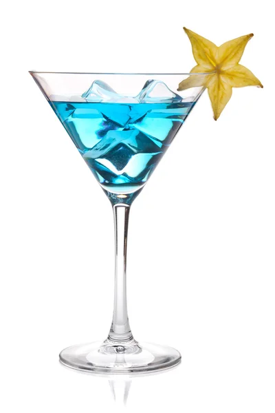 Modrý koktejl s karamboly v koktejlové skleničce — Stock fotografie