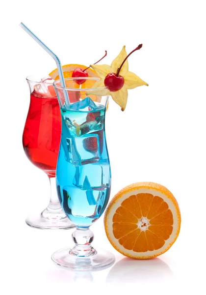 Twee tropische cocktails en oranje — Stockfoto