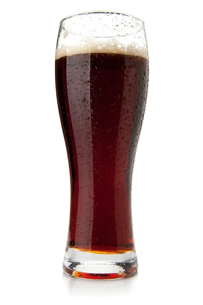Donker bier met waterdruppels — Stockfoto