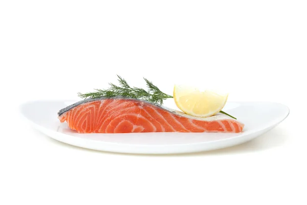 Кусок лосося с лимоном и укропом на тарелке — стоковое фото