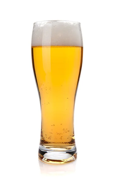 ラガー ビール ガラス 白い背景で隔離 — ストック写真
