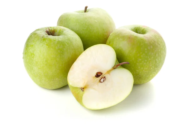 Drie Rijp Halve Groene Appels Geïsoleerd Wit — Stockfoto