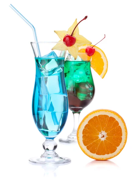 Zwei Tropische Cocktails Und Orange Isoliert Auf Weißem Hintergrund — Stockfoto