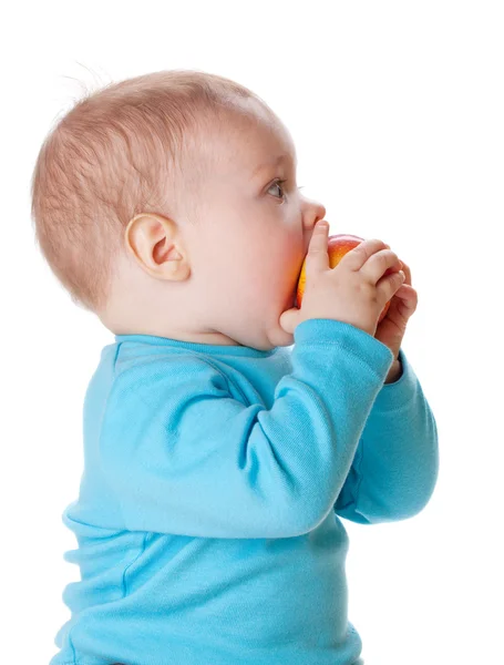 Kleine Baby Eten Rode Appel Geïsoleerd Wit — Stockfoto