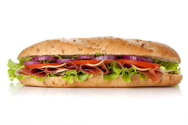 Длинный сэндвич с ветчиной, сыром, помидорами, красным луком и салатом. Изолированные на белом
