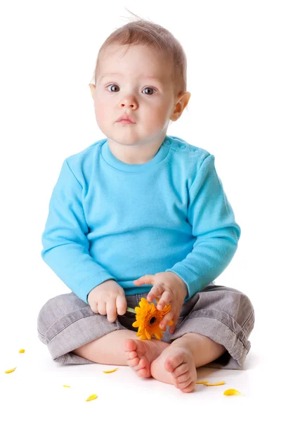 Liten Baby Innehav Gul Blomma Isolerad Vit — Stockfoto