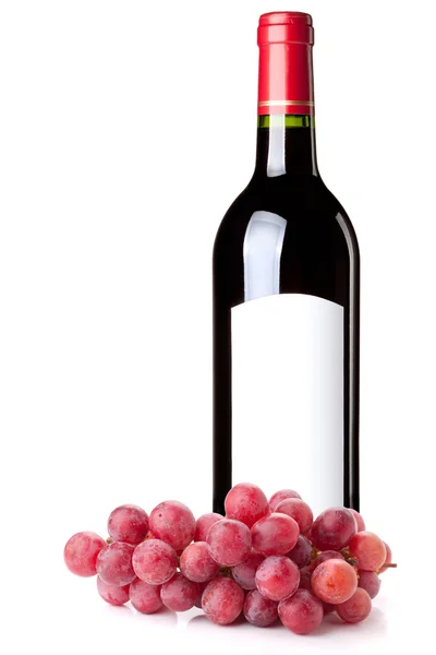 Rotwein Flasche Mit Leerem Etikett Und Traubenzweig Isoliert Auf Weißem — Stockfoto