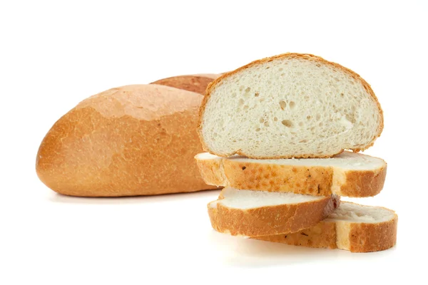 Нарезанный хлеб из буханки — стоковое фото