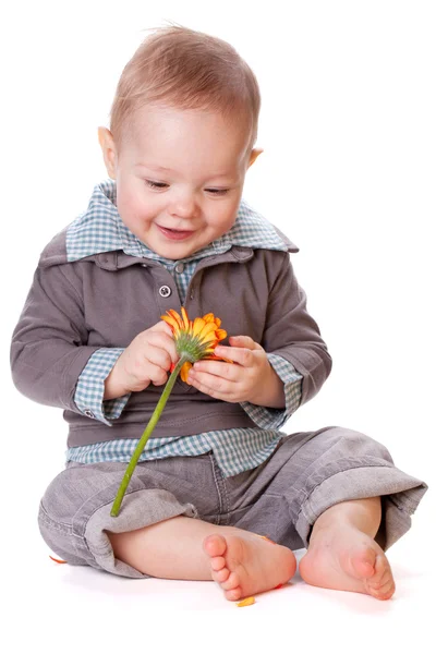 花と笑顔の赤ちゃん — Stockfoto