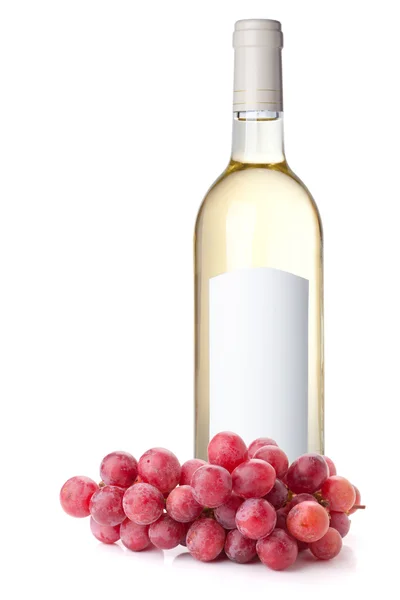 Białe wino w butelce i czerwone winogrona — Zdjęcie stockowe