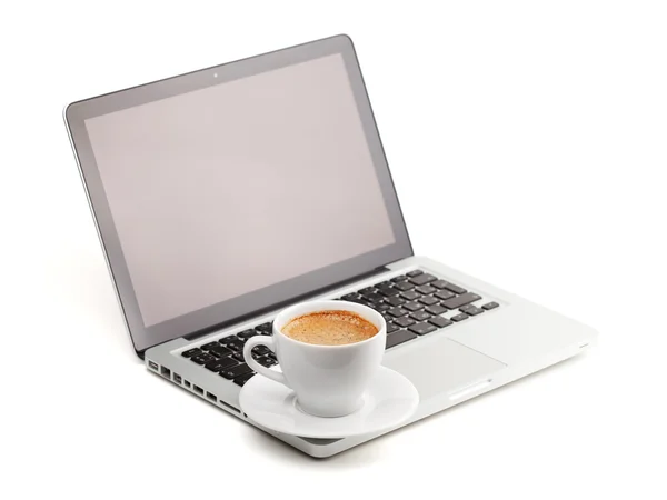 Tazza di cappuccino caldo sul computer portatile — Foto Stock