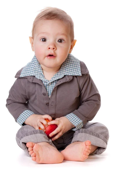 Pequeno bebê segurando maçã vermelha — Fotografia de Stock