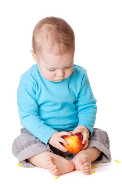 Piccolo bambino che tiene la mela rossa — Foto Stock