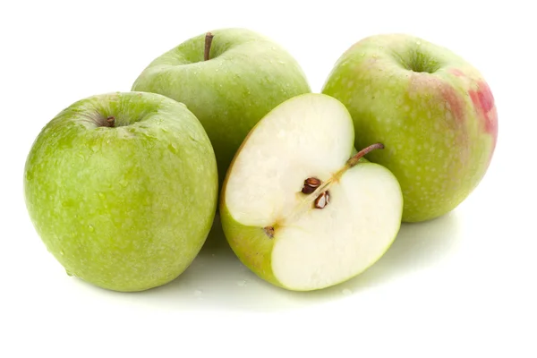 Три з половиною стиглі яблука — стокове фото
