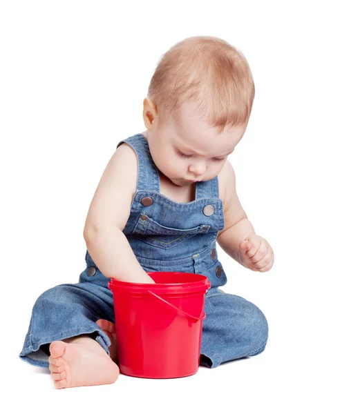 Маленький ребенок с ведром для игрушек — стоковое фото