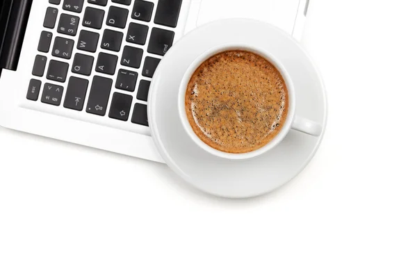 Filiżanka do cappuccino na laptopie. powyżej widok — Zdjęcie stockowe