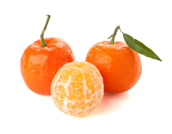 Ripe tangerines with green leaf — Stock Photo, Image