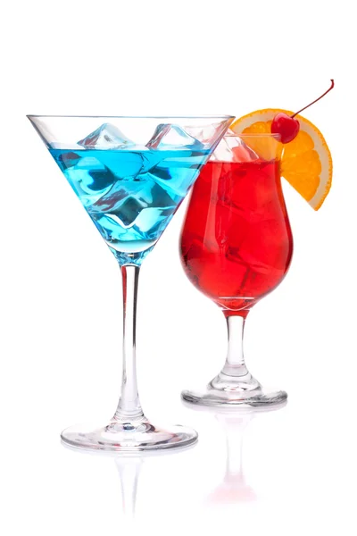 Два тропічних коктейлі: синьо-червоний — стокове фото