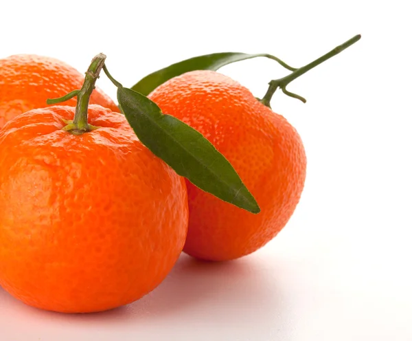 Ripe tangerines with green leaf — Stock Photo, Image