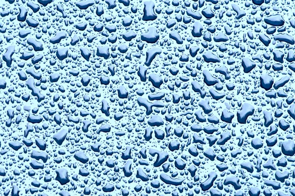 Вода падає на скляний фон — стокове фото