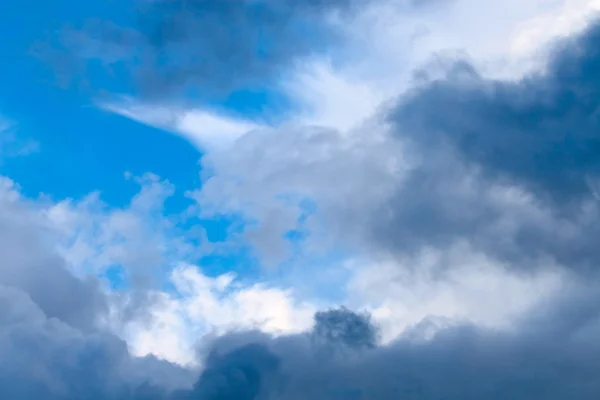 Nuvens brancas beatiful no céu azul — Fotografia de Stock