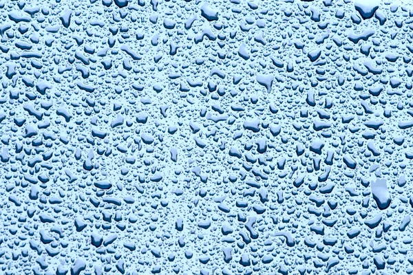 Gotas de água em um fundo de vidro — Fotografia de Stock