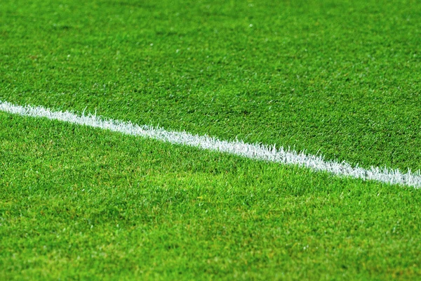 Futbol alan çim üzerinde beyaz çizgi — Stok fotoğraf