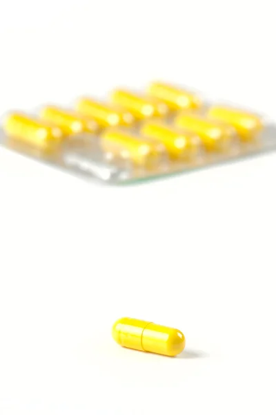 Fehér alapon izolált tabletták — Stock Fotó