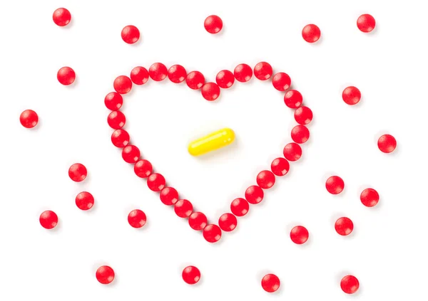Таблетки в форме сердца, изолированного на белом — стоковое фото