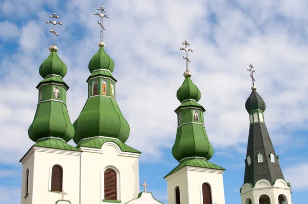 Dômes du temple orthodoxe sur un fond bleu ciel — Photo