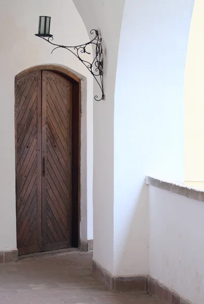 古代の木製のドアや金属ランタン — ストック写真