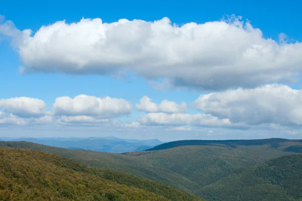 Горы и голубое небо с белыми облаками — стоковое фото