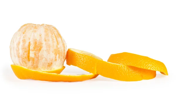 Halb geschälte Orange isoliert auf weißem Hintergrund — Stockfoto