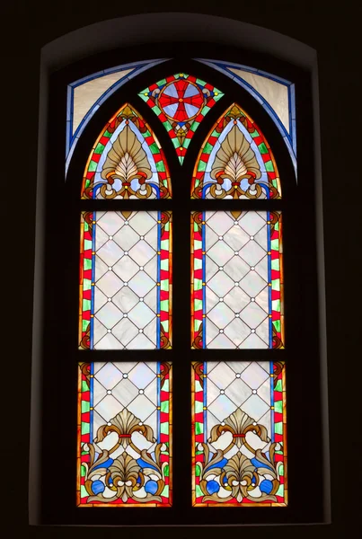 Siyah arka plan üzerinde renkli cam pencere — Stok fotoğraf