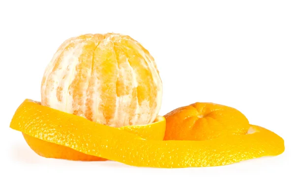 Orange demi-pelée isolée sur fond blanc — Photo