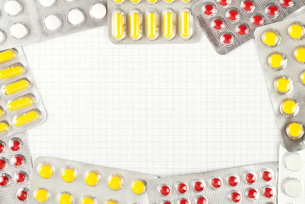 Paquets de pilules sur fond de papier vérifié — Photo
