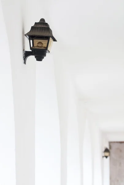 Lanternas antigas na parede branca — Fotografia de Stock