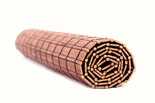 Рулонний бамбуковий килимок ізольований на білому тлі — стокове фото