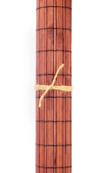 Gerollte Bambusmatte isoliert auf weißem Hintergrund — Stockfoto