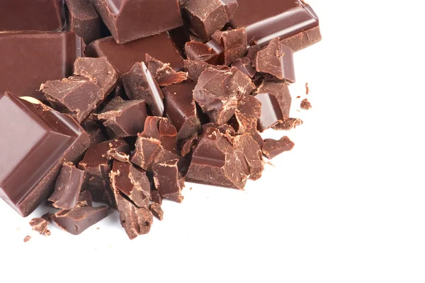 Choklad bitar isolerade på vit bakgrund — Stockfoto