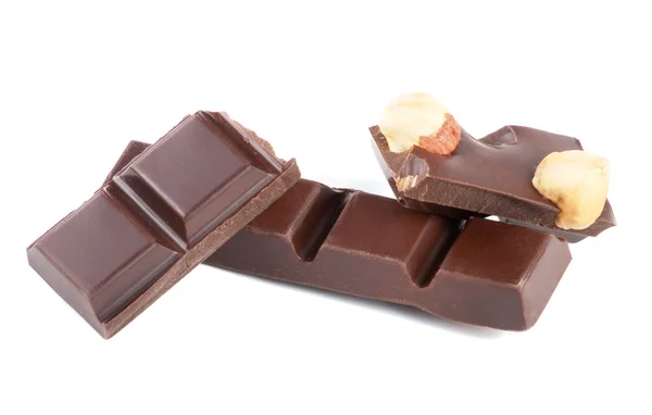 Bitar av choklad med nötter isolerad på vit bakgrund — Stockfoto