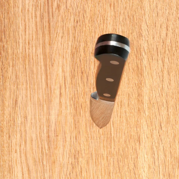 Close-up van een mes op een houten snijplank — Stockfoto