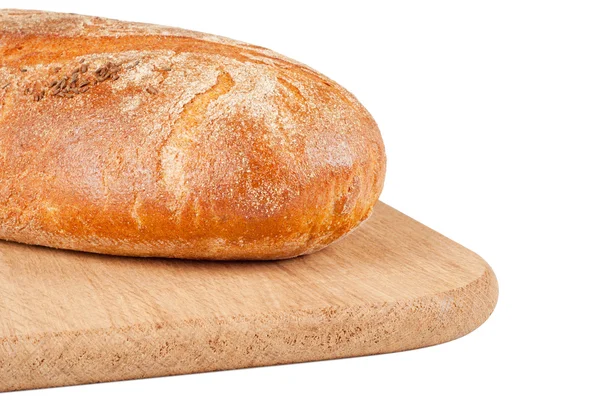 Bochenek chleba żytniego na pokładzie cięcia na białym tle — Zdjęcie stockowe