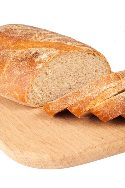 Egy elszigetelt fehér fa vágódeszka szeletelve friss kenyér — Stock Fotó