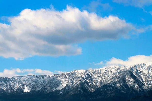 Mavi bulutlu gökyüzü altında kış dağlar — Stok fotoğraf
