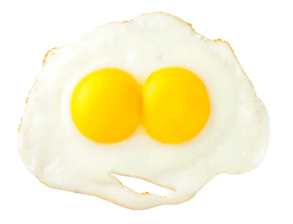 Жареные яйца, которые выглядят как смешное лицо, изолированное на белой спинке — стоковое фото