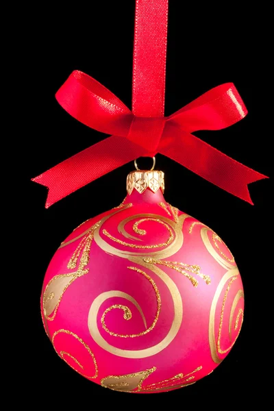Bola de Navidad rosa sobre una cinta sobre fondo blanco — Foto de Stock