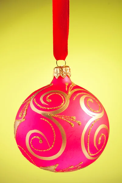 Κόκκινη Χριστουγεννιάτικη μπάλα κίτρινο φόντο — Φωτογραφία Αρχείου